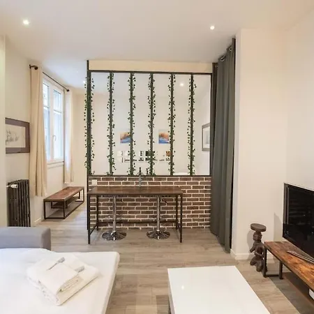 Grand Studio De 31 M2 Amenage Clichy Buitenkant foto